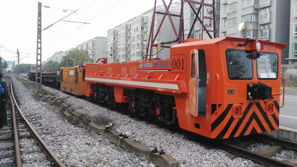 65吨无人驾驶工矿机车.jpg